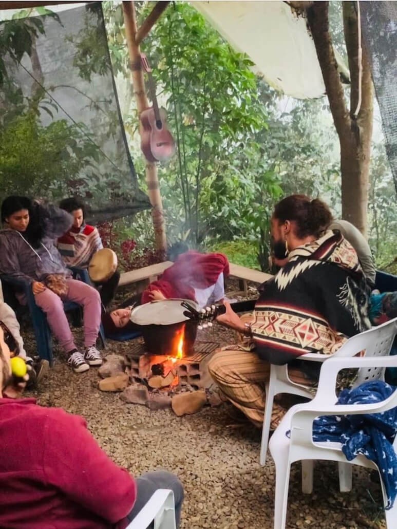 Ayahuasca Zeremonie Musik am Feuer