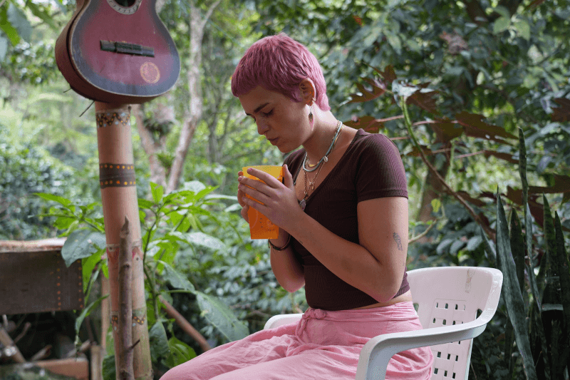 Eine Teilnehmerin trinkt vor ihrer Kambo Zeremonie Wasser